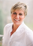 Mostaf&aacute;n&eacute; Gomb&aacute;r Erzs&eacute;bet, int&eacute;zm&eacute;nyvezető